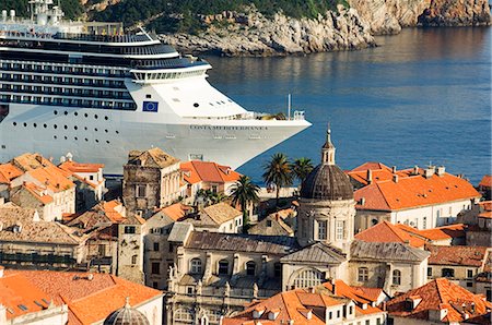 Unesco World Heritage Old Town Huge Cruise Liner dwarfs Old Town Buildings and City Walls Fotografie stock - Rights-Managed, Codice: 862-03352378