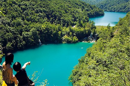 plitvice lakes - Filles en regardant les lacs Turquoise et chute d'eau Photographie de stock - Rights-Managed, Code: 862-03352404