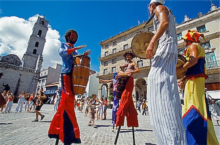 Los Zancudos. Danseurs d'échasses dans aire patrimoniale mondiale de vieille la Havane, Cuba Photographie de stock - Rights-Managed, Code: 862-03352456