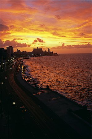 simsearch:862-03712907,k - Coucher de soleil sur le front de mer de la Havane Malacon Hôtels front de mer et des lampadaires, la Havane, Cuba Photographie de stock - Rights-Managed, Code: 862-03352471