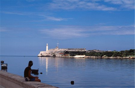 simsearch:862-03352505,k - Femme assise sur le mur du port à port de la Havane, la Havane Viejo, vieux monde du patrimoine région Havane Photographie de stock - Rights-Managed, Code: 862-03352482