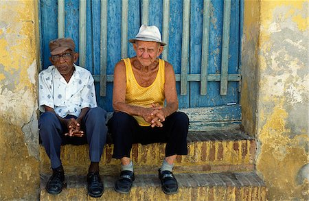 sombrero de jipijapa - Cuban men sitting in the shade of a doorway in the World Heritage town of Trinidad,Eastern Cuba Foto de stock - Con derechos protegidos, Código: 862-03352501