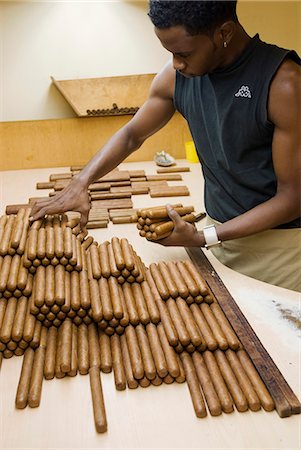 pure - Cuba,Havana. Grading,sorting and packaging handmade cigars,The H.Upmann Cigar Factory,Havana,Cuba Foto de stock - Con derechos protegidos, Código: 862-03352540