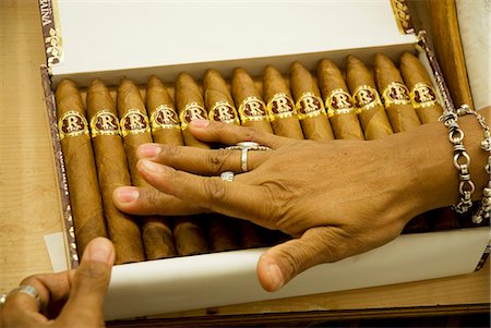 simsearch:862-03352505,k - Cuba, la Havane. Classement, de tri et d'emballage de cigares faits à la main, H.Upmann The Cigar Factory, la Havane, Cuba Photographie de stock - Rights-Managed, Code: 862-03352543