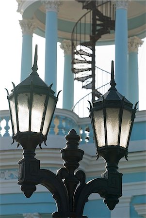 simsearch:862-03352527,k - Cuba,Cienfuegos. Street lamps in front of Casa de Cultura Benjamin Duarte,Jose Marti Plaza Foto de stock - Con derechos protegidos, Código: 862-03352579