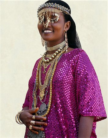 raffiniert - Eine Afar-Mädchen aus dem Sultanat von Tadjoura trägt exotische Goldschmuck für Ehe und andere wichtigen feiern. Obwohl einige dieser Schmuckstücke lokal hergestellt sein wird, werden andere Stücke in Arabien, Äthiopien und dem indischen Subkontinent gekauft wurden. Stockbilder - Lizenzpflichtiges, Bildnummer: 862-03352637