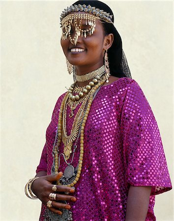 perle - Une fille loin du Sultanat de Tadjoura porte des bijoux en or exotique pour les mariages et autres célébrations importantes. Bien que certains de ces bijoux seront fera sur place, autres pièces seront ont été achetées en Arabie, en Éthiopie et le sous-continent indien. Photographie de stock - Rights-Managed, Code: 862-03352637