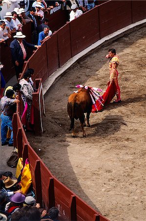 quito - Crowds at a stadium for a Bullfight,Quito,Ecuador Foto de stock - Con derechos protegidos, Código: 862-03352675