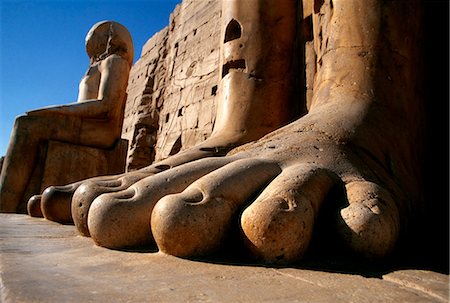 Ägypten, Luxor, Massive Füße auf eine Statue im Tempel von Karnak Stockbilder - Lizenzpflichtiges, Bildnummer: 862-03352691