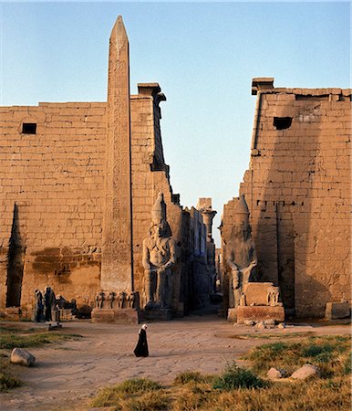 simsearch:862-03352796,k - Les impressionnantes ruines du Temple de Louxor, à la lumière de l'aube. Ce temple dédié à Amon, roi des dieux, a été commandé par le roi Amenhotep III, le magnifique roi de la XVIIIe dynastie, qui régna de 1390BC à 1353BC.La moyenne de l'obélisque à l'avant-plan est l'un des deux ; l'autre a été retirée en 1831 et reconstruit à la Place de la Concorde à Paris. Photographie de stock - Rights-Managed, Code: 862-03352714