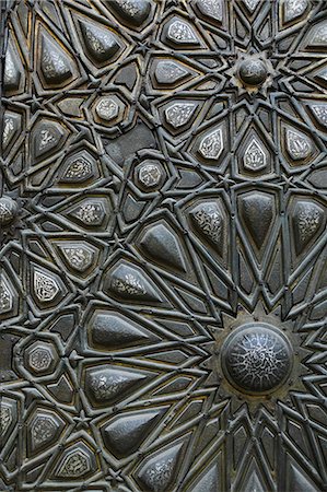 The ornate silver and bronze doorway of the Barquq Mausoleum (completed 1386) in Cairo,Egypt. Fotografie stock - Rights-Managed, Codice: 862-03352736