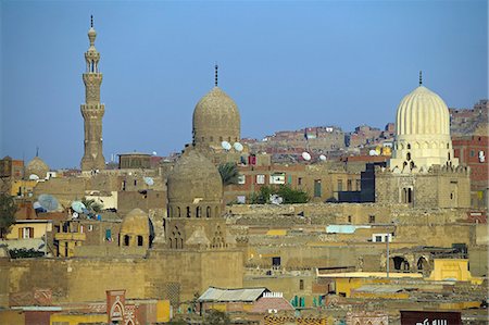 simsearch:862-03352850,k - La ville des morts, le Caire. Initialement situé hors les murs, la cité des morts était où les familles régnantes du Caire médiéval construisirent des mausolées à entomb leurs morts. Traditionnellement les gardiens vivraient à l'intérieur des tombeaux à garder en bon état et protéger des pillards. À l'époque moderne, la surpopulation et la pauvreté signifie que c'est devenu le foyer de plus de 2 millions de personnes. Photographie de stock - Rights-Managed, Code: 862-03352730