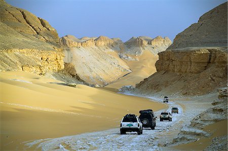 4x4s descend through the escarpment on the approach to Dakhla Oasis in the Western Desert,Egypt Foto de stock - Direito Controlado, Número: 862-03352745