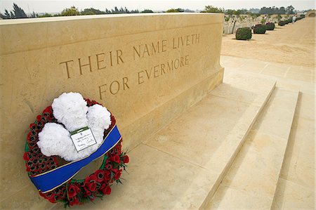 simsearch:862-03288386,k - The Commonwealth war cemetary at El Alamein,Egypt. The cemetary contains over 7240 burials of commonwealth soldiers who died during the North Africa Campaign of World War 2. Foto de stock - Con derechos protegidos, Código: 862-03352758