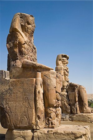 simsearch:862-03352796,k - Les colosses de Memnon debout à l'entrée de l'ancienne nécropole thébaine sur la rive ouest du Nil de Louxor. Photographie de stock - Rights-Managed, Code: 862-03352772