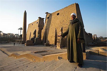 east bank - A temple guardian welcomes visitors to Luxor Temple. . Foto de stock - Con derechos protegidos, Código: 862-03352797