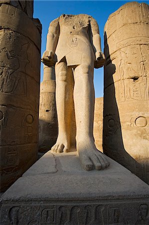 ramsès ii - Une statue sans tête de Ramsès II au Temple de Louxor, Egypte Photographie de stock - Rights-Managed, Code: 862-03352798