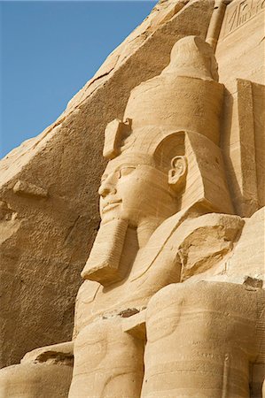 simsearch:862-03352850,k - L'une des statues colossales de Ramsès II, doublant la façade de son temple à Abou Simbel. L'ensemble du site a été déplacé de 200 m dans les années 1960 pour le sauver des montée des eaux du lac Nasser. Photographie de stock - Rights-Managed, Code: 862-03352804