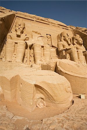 The fallen head of Ramses II at Abu Simbel,dislodged during an earthquake in 27BC. The entire site was moved 200m in the 1960s in order to save it from the rising waters of Lake Nasser,Egypt Fotografie stock - Rights-Managed, Codice: 862-03352807