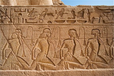 simsearch:862-03352796,k - Sculptures représentent des prisonniers capturés au combat par Ramsès II à Abou Simbel. L'ensemble du site a été déplacé de 200 m dans les années 1960 pour le sauver des montée des eaux du lac Nasser. Photographie de stock - Rights-Managed, Code: 862-03352808