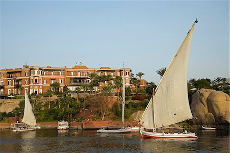 felucca - Feluccas sail in front of the luxurious Old Cataract Hotel at Aswan,Egypt Foto de stock - Con derechos protegidos, Código: 862-03352811