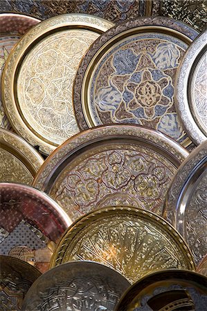 Traditional bronze plates engraved in the Islamic style for sale in Khan el Khalili,Cairo,Egypt Fotografie stock - Rights-Managed, Codice: 862-03352845