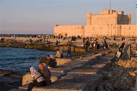 simsearch:862-03364619,k - Friends and couples gather at sunset outside the Citadel of Quatbai,Alexandria,Egypt Foto de stock - Con derechos protegidos, Código: 862-03352865