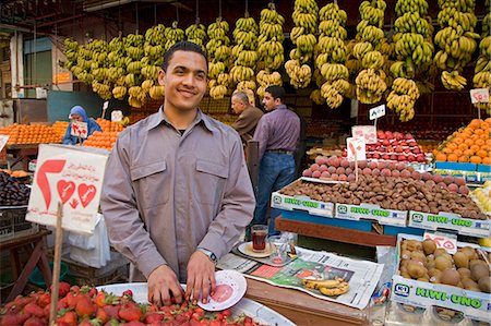 Un commerçant mans son étal du marché à Alexandrie, Égypte Photographie de stock - Rights-Managed, Code: 862-03352873