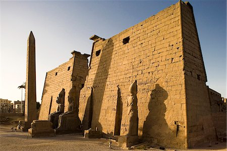 simsearch:862-03352889,k - Dawn over the impressive First Pylon of Luxor Temple,Egypt. The 25m high obelisk is one of a pair,the other stands in Place de la Concorde,Paris. Foto de stock - Con derechos protegidos, Código: 862-03352889