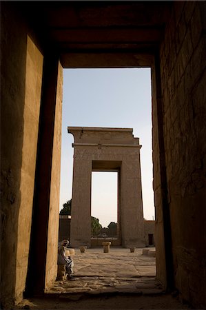 simsearch:862-03352899,k - Un gardien du temple observe par la porte monumentale du Temple de Khonsou, au Temple de Karnak, Louxor, Égypte Photographie de stock - Rights-Managed, Code: 862-03352894