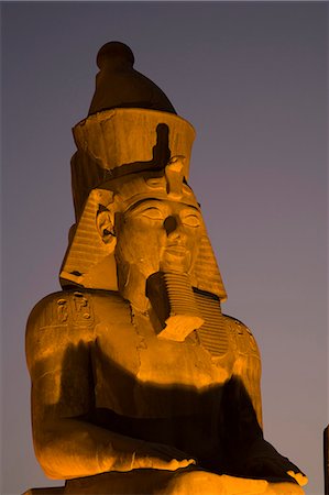 simsearch:862-03352796,k - Une statue plus grande que nature de Ramsès II, éclairée la nuit dans le Temple de Louxor, Egypte Photographie de stock - Rights-Managed, Code: 862-03352899