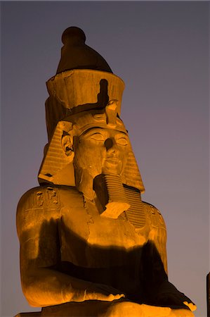 simsearch:862-03352888,k - Une statue plus grande que nature de Ramsès II, éclairée la nuit dans le Temple de Louxor, Egypte Photographie de stock - Rights-Managed, Code: 862-03352899