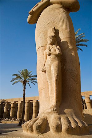 simsearch:862-03352888,k - Une statue colossale de Ramsès II avec sa fille Benta-anta à ses pieds se trouve dans le parvis grande du Temple de Karnak, Louxor, Égypte Photographie de stock - Rights-Managed, Code: 862-03352893