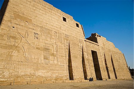 simsearch:862-03352796,k - L'impressionnant 1er pylône du temple mortuaire merveilleusement préservé de Ramsès III à Medinet Habu en Cisjordanie, Louxor, Égypte Photographie de stock - Rights-Managed, Code: 862-03352904