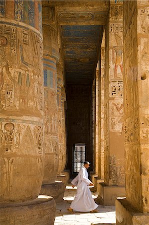 The colours of the original painting dating from the New Kingdom can still be seen on the columns of Ramses III's mortuary temple at Medinet Habu on the West Bank,Luxor,Egypt Foto de stock - Con derechos protegidos, Código: 862-03352909