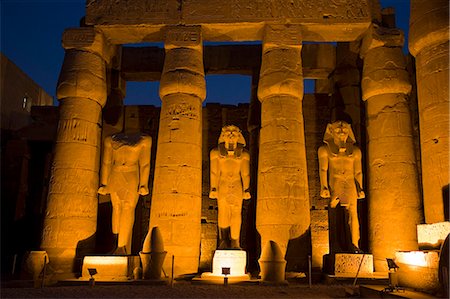 ramsès ii - Plus grand que nature statues de Ramsès II, éclairée la nuit dans le Temple de Louxor, Egypte Photographie de stock - Rights-Managed, Code: 862-03352900