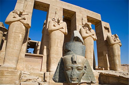 simsearch:862-03352889,k - Headless statues of Ramses II line the courtyard at the entrance to the Ramesseum,Luxor,Egypt Foto de stock - Con derechos protegidos, Código: 862-03352911