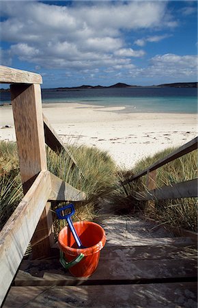 simsearch:862-03437048,k - Un seau et la pelle sur les étapes menant à la plage près de la pointe de blockhaus, Tresco. Photographie de stock - Rights-Managed, Code: 862-03353016