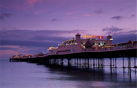 simsearch:862-03437046,k - Brighton Pier offers entertainment for visitors. Fotografie stock - Rights-Managed, Codice: 862-03353037