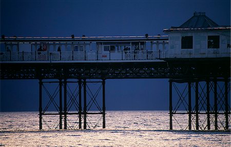 simsearch:400-06761996,k - Brighton Pier offers entertainment for visitors. Foto de stock - Con derechos protegidos, Código: 862-03353038