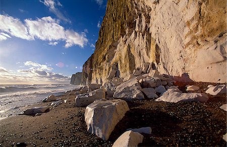 simsearch:862-03361435,k - Chalk cliffs along the dramatic coastal landscape at Newhaven. The soft chalk that makes up the cliffs along this coast erodes fast,and blocks of fallen chalk can be seen in the foreground. Fotografie stock - Rights-Managed, Codice: 862-03353032