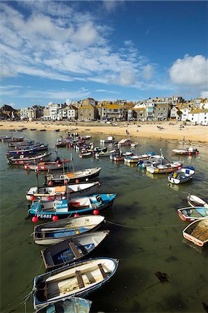 simsearch:862-03353327,k - Boats in the harbour of St Ives,Cornwall. Once the home of one of the largest fishing fleets in Britain,the industry has since gone into decline. Tourism is now the primary industry of this popular seaside resort town. Foto de stock - Con derechos protegidos, Código: 862-03353054