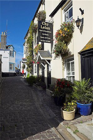 simsearch:862-03353346,k - Eine Straße in Fishermans Viertel von St Ives, Cornwall, B & Bs und Hotels gesäumt. Einmal ist die Heimat einer der größten Fangflotten in Großbritannien, die Industrie da zurück gegangen. Tourismus ist heute die primäre Industrie von diesem beliebten Seebad. Stockbilder - Lizenzpflichtiges, Bildnummer: 862-03353050