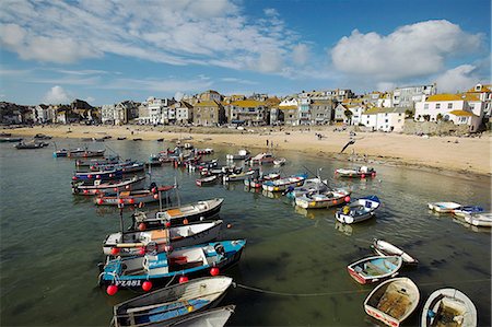 simsearch:862-03353361,k - Boats in the harbour of St Ives,Cornwall. Once the home of one of the largest fishing fleets in Britain,the industry has since gone into decline. Tourism is now the primary industry of this popular seaside resort town. Foto de stock - Con derechos protegidos, Código: 862-03353053