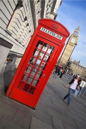 Un téléphone rouge célèbre de Grande-Bretagne cases en face de Big Ben, London. Conçu par Sir Giles Gilbert Scott, en 1924, les cases rouges sont un spectacle familier dans les rues du Royaume-Uni, et malgré une réduction de leur nombre au cours des dernières années, les boîtes rouges sont encore visibles dans de nombreux endroits. La couleur rouge a été choisie pour les rendre faciles à repérer. Photographie de stock - Rights-Managed, Code: 862-03353106
