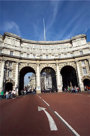 simsearch:862-03352953,k - Admiralty Arch,off Trafalgar Square in London. The building was commissioned by King Edward VII in memory of his mother Queen Victoria,although he did not live to see its completion. It was designed by Sir Aston Webb and adjoins the Old Admiralty Building,giving it its name. Foto de stock - Con derechos protegidos, Código: 862-03353103