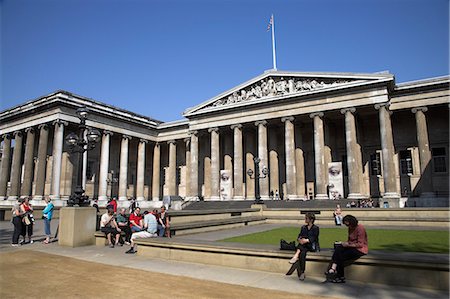 simsearch:862-03353169,k - The front courtyard of the British Museum. The museum was founded in 1753 from the private collection of Sir Hans Sloane. Stock Photo - Rights-Managed, Code: 862-03353155