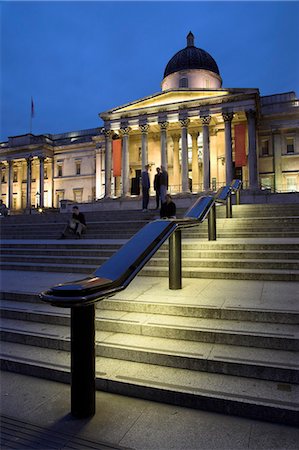 simsearch:862-03353095,k - Les étapes de la National Gallery sur Trafalgar Square. Photographie de stock - Rights-Managed, Code: 862-03353174