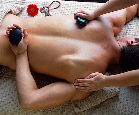 simsearch:862-03353268,k - Un invité masculin reçoit un massage pierres chaudes à Slieve Donard Resort and Spa, Newcastle, comté de Down Photographie de stock - Rights-Managed, Code: 862-03353187