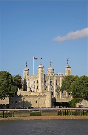 The White Tower at the Tower of London. The original entrance to Traitor's Gate can be seen on the waterline. Foto de stock - Con derechos protegidos, Código: 862-03353209